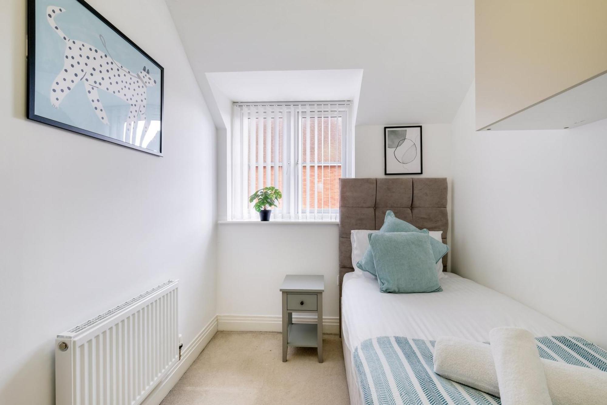 Foxherne 5Bdr 3Ba Serviced House With Parking - Slough By 360Stays Exterior foto