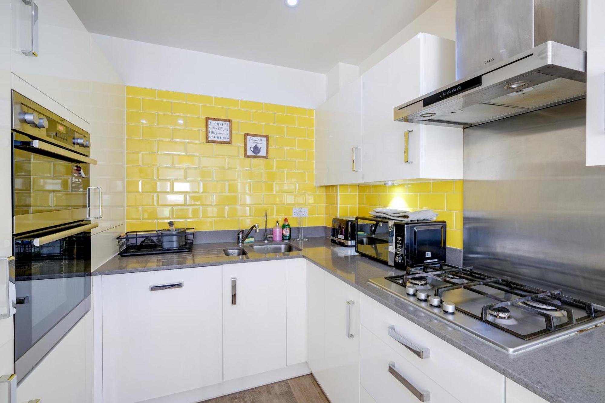 Foxherne 5Bdr 3Ba Serviced House With Parking - Slough By 360Stays Exterior foto